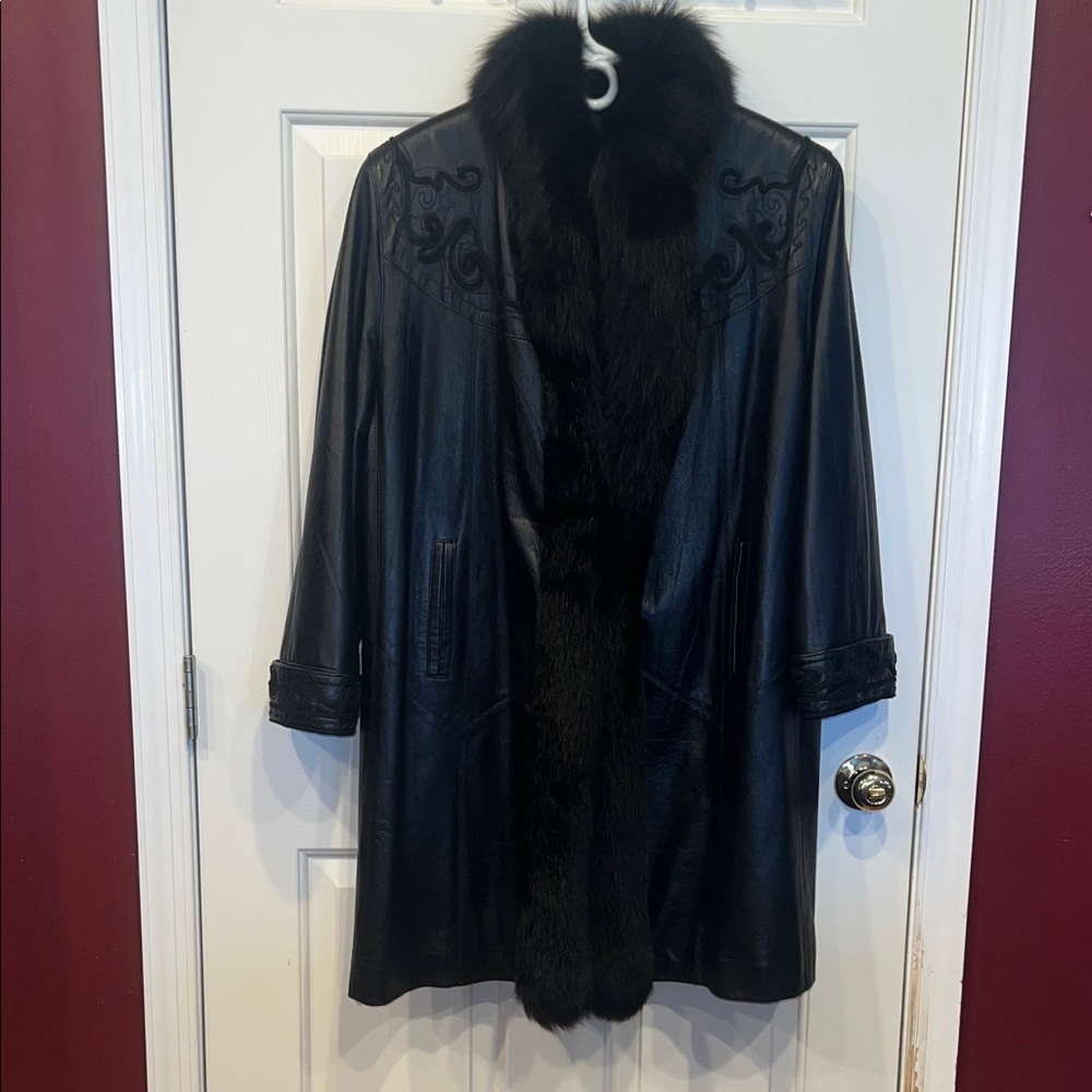Luxurious Vintage Black Leather Jacket with Fox Fur Detail